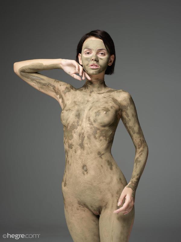 Image #3 from the gallery Ariel body mud mask