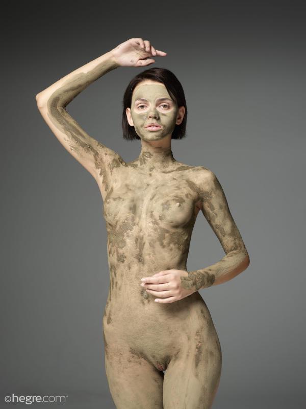 Image #2 from the gallery Ariel body mud mask