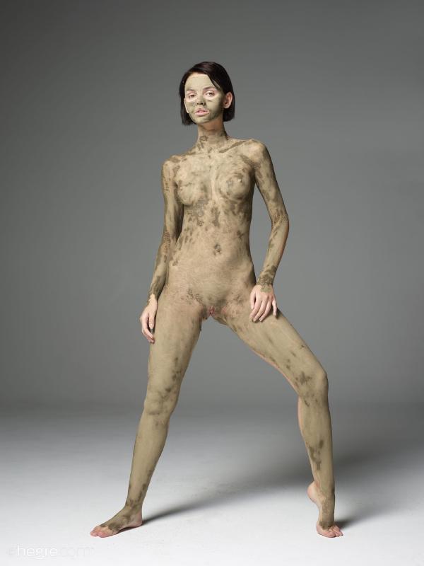 Image #6 from the gallery Ariel body mud mask