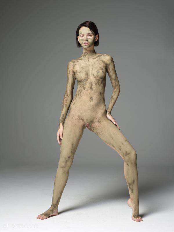 Image #7 from the gallery Ariel body mud mask
