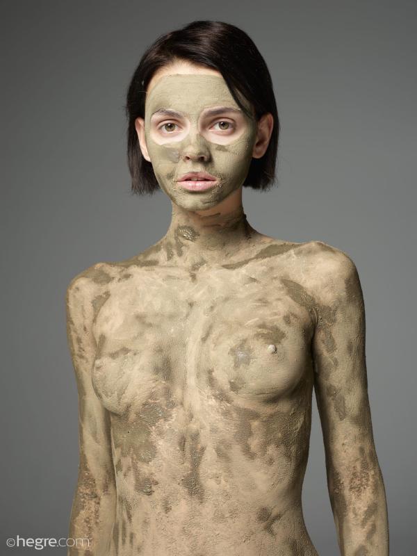 Image #5 from the gallery Ariel body mud mask