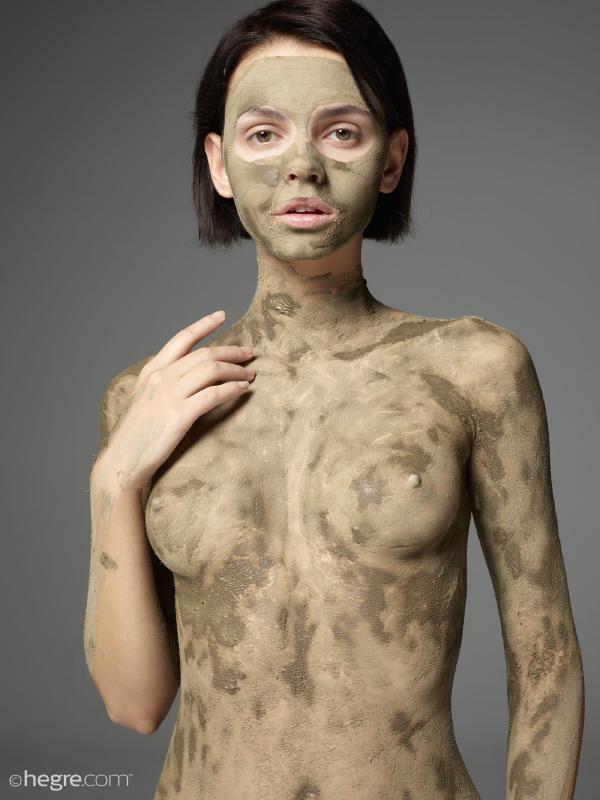 Image #4 from the gallery Ariel body mud mask